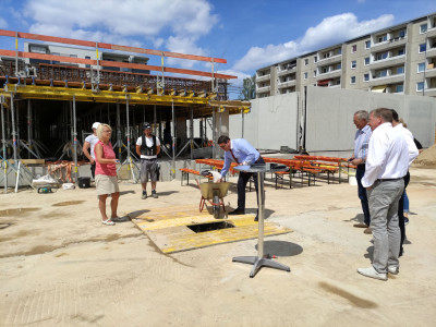 Der Bürgermeister der Stadt Bernau, Herr Dr. Stahl, legt die Dokumente in die Zeitkapsel