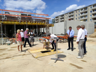 Der Grundstein wird gelegt und die Öffnung wieder zugemauert