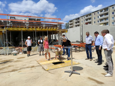 Letzte Vorbereitungen für das Versenken der Zeitkapsel