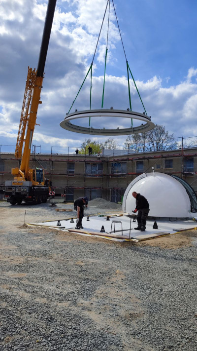 Die umfangreichen Vorbereitungen zum Aufsetzen der Kuppel auf den Turm