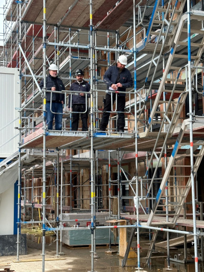 Nach der Ansprache des Zimmermanns wird das Sektglas geworfen