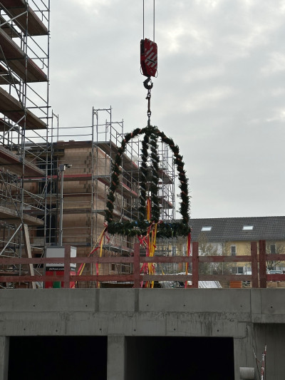 Der Richtkranz schwebt über der Tiefgarage