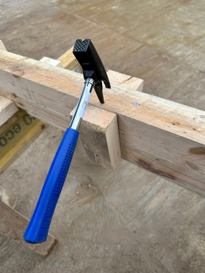 Die Vorbereitung zum Einschlag des ersten Nagels