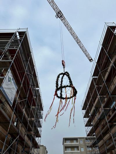Der hochgezogene Richtkranz zwischen beiden Häusern