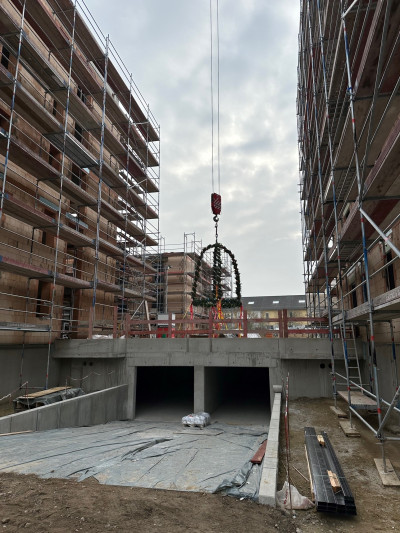 Der Richtkranz wird hochgezogen