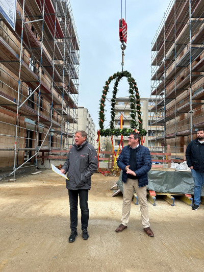 Rede des Bauherrn vor dem Richtkranz