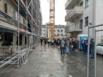 Ansprache Architekt Herr Ganter Kran bereit für Hochziehen Richtkranz