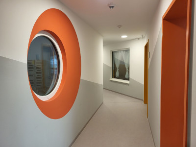 Originelle Rundfenster zum Flur weisen auf das Thema 