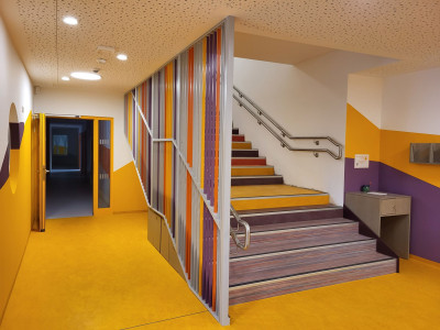 Im Hintergrund der Flur zu Gruppen- und Verwaltungsräumen