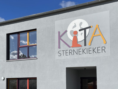 Logo der KITA an der Aussenwand