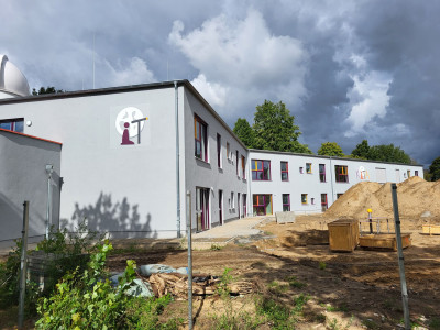 Hofseitige Ansicht - im Vordergrund die Sternwarte