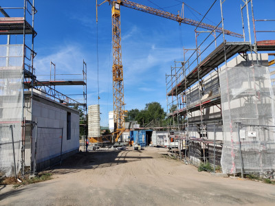 Haus 1 und Haus 2 mit der künftigen Einfahrt