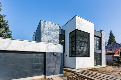 Das Wohnhaus mit Nachbarbebauung