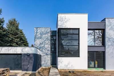 Das Einfamilienhaus mit Garage, Straßenansicht