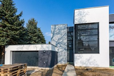 Der erkerartige Vorbau des Einfamilienhauses lässt alles andere in den Hintergrund treten