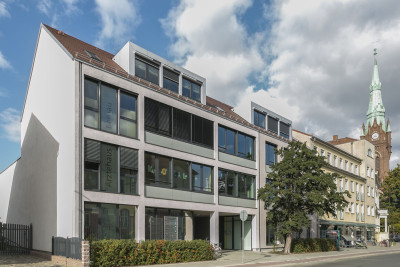 Das Ärztehaus wurde in seiner Struktur und Gliederung der ehemaligen Wohnbebauung angepasst