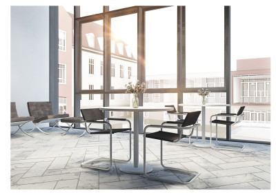 Blick aus einem Wartebereich zum Hauptgebäude und gegenüberliegendem Anbau