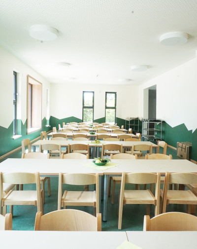 Durch eine flexible Raumtrennung entsteht ein multifunktionaler Veranstaltungsbereich