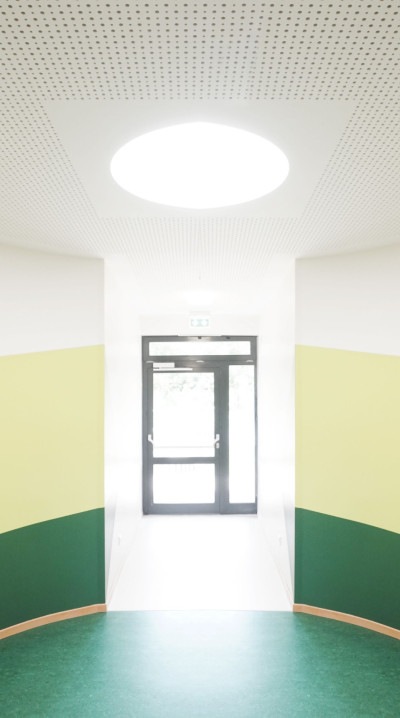 Natürlicher Lichteinfall und künstliche Raumbeleuchtung ergänzen sich optimal