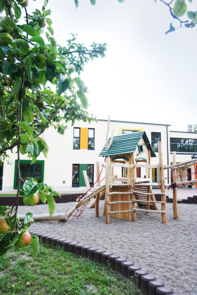 Naturbelassene Flächen schliessen sich dem Spielplatz an