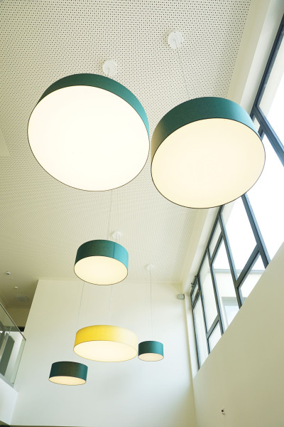 Originelle und farbenfrohe Beleuchtung in den Fluren und Gruppenräumen