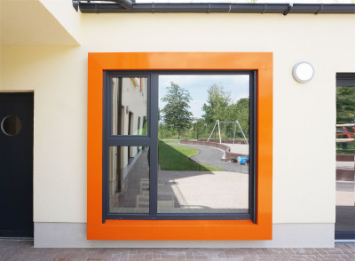 Großzügige Fenster lassen viel Licht ins Haus