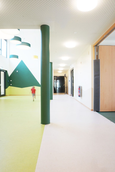 Farblich abgestimmte Lampen und Säulen geben dem Eingangsbereich ein besonderes Flair