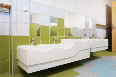 Der Sanitärraum - Kindgerechte Waschbecken in origineller Form lassen das Händewaschen zum Spass werden