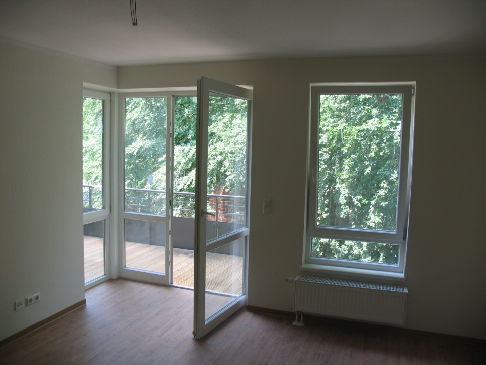Wohnzimmer mit Ausgang zum Balkon, Übergang zu den Dielen des Balkons sehr gut gelöst durch