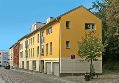 Blick in die Hohe Steinstraße, hinter dem Gebäude ist ein Teil der Stadtmauer zu sehen