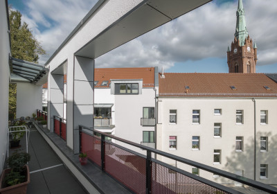 Bis zum Staffelgeschoss gearbeitete Fassade als architektonisches Element zur Hausansicht