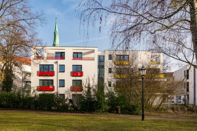 Die Fassaden der drei Stadtvillen wurden in rot, gelb und blau gefertigt