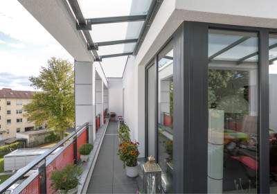 Eckzimmer als Wintergarten und Teilüberdachung des Balkons als Regenschutz