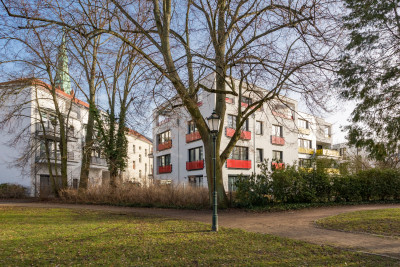 Ansicht aus Külzpark mit saniertem Bestandshaus in der Bahnhofstr.  links am Bildrand