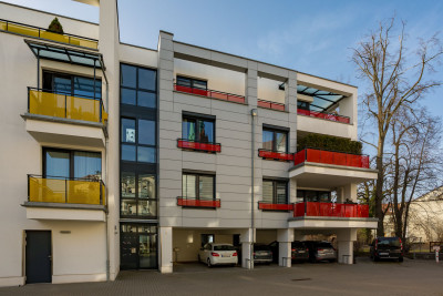 Hofansicht mit Parkdeck - überdachte Parkplätze sind sehr beliebt