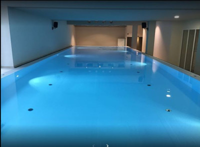 Das Schwimmbecken hat eine Größe von 20 x 7 m