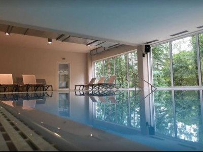 Die großzügigen Fenster bieten einen entspannten Blick nach draussen