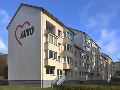 Rückseite mit Loggien ausgestattet