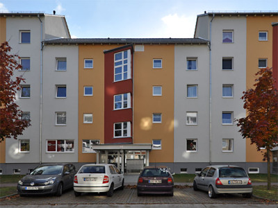 großzügige Parkplätze direkt vor der Eingangstür