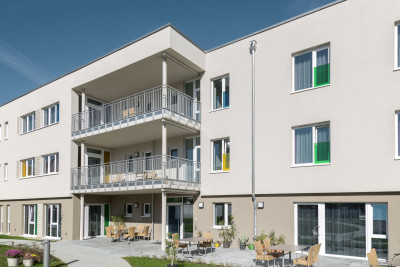 Durch wechselnde farbige Fensterblenden wird die Fassade aufgewertet