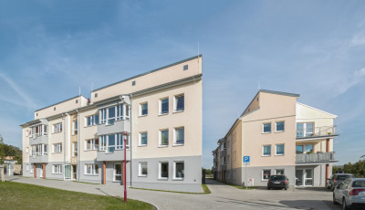 Die kleinteilige Bebauung mit 4 Baukörpern fügt sich sehr gut in die zentrumsnahe Lage der Stadt ein