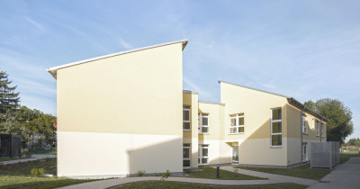 4 Häuser mit zwei- und dreigeschossiger Bebauung lockern die Anlage auf