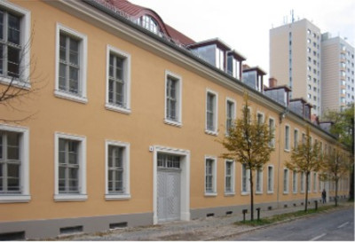 Straßenseitige Ansicht ist eher bescheiden, der Sanierungsaufwand dagegen hoch