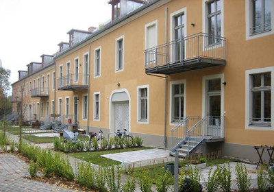 Hofseitige Ansicht der denkmalgerecht sanierten Reihenhäuser