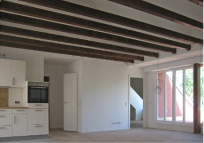 Blick in eine Wohnung mit aufwändig sanierten Deckenbalken