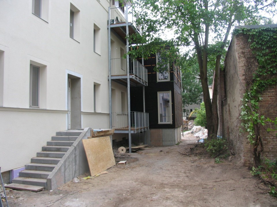 Die Rückseite des Objektes mit Nebengebäude