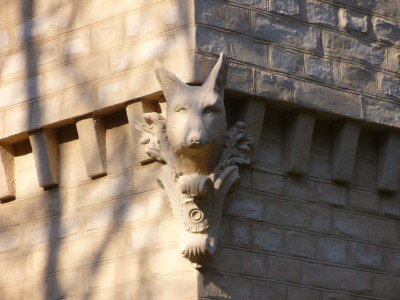 An den Gesimsen sind die liebevoll gestalteten Tierköpfe aus Terrakotta