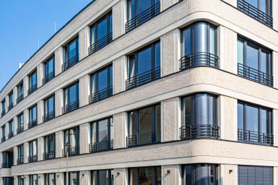 Seitenansicht filiran gearbeitete Geländer an Fensterfronten und abgerundete Fassadenecken