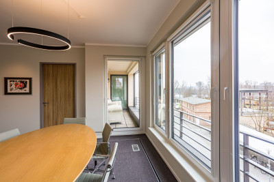 schmaler Konferenzraum optimal ausgelastet durch langgestreckte Tische