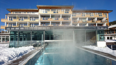 Errichtung des neuen Dachgeschosses in Holztafelbauweise aus vorgefertigten, hoch wärmegedämmten Elementen